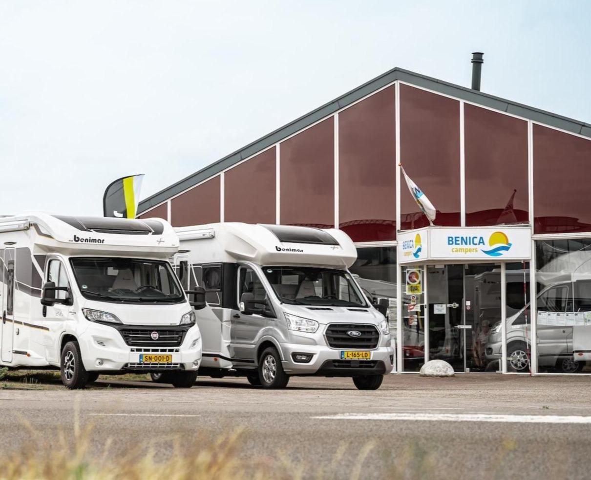 3 persoons camper voor het pand van benica campers