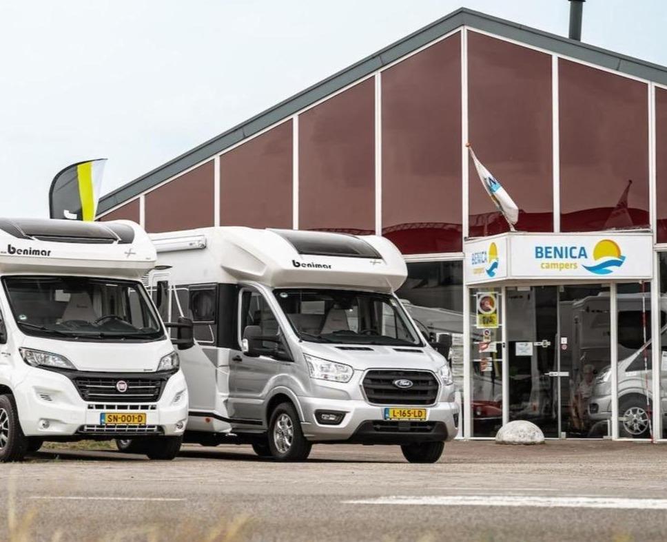 4 persoons campers voor de ingang van Benica Campers