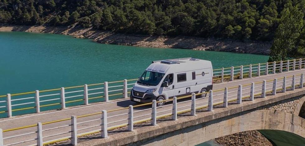 camper die over een brug rijd