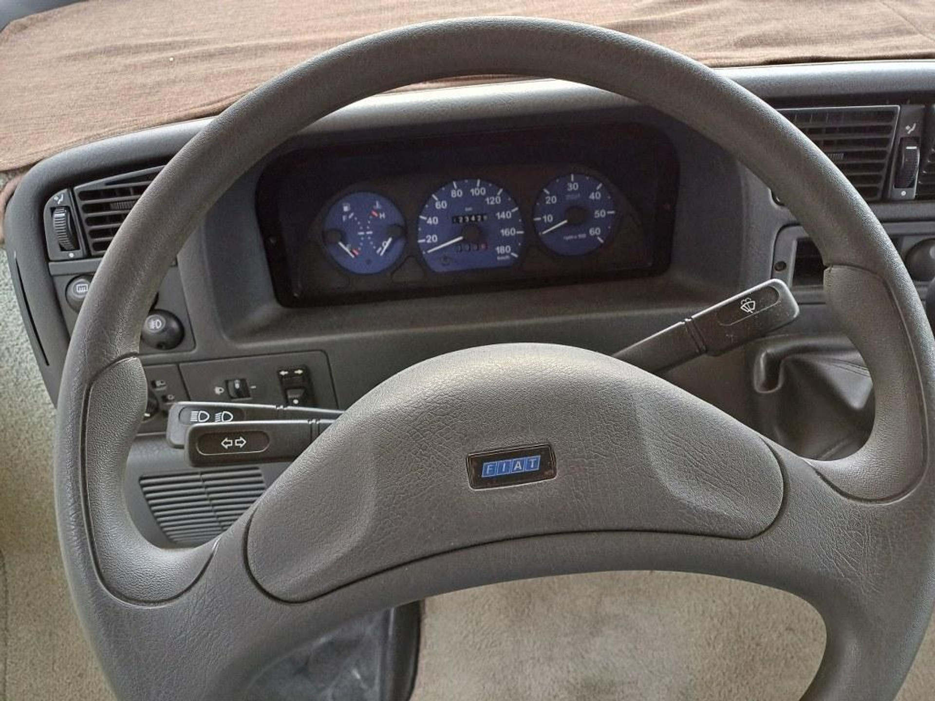41467643-17.jpg