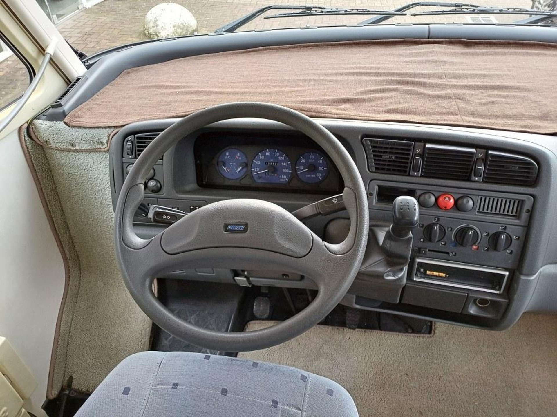 41467643-18.jpg