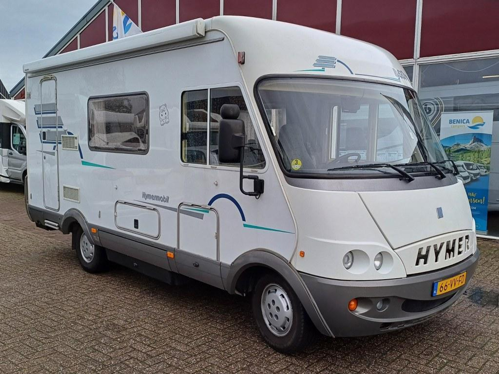 41467643-19.jpg