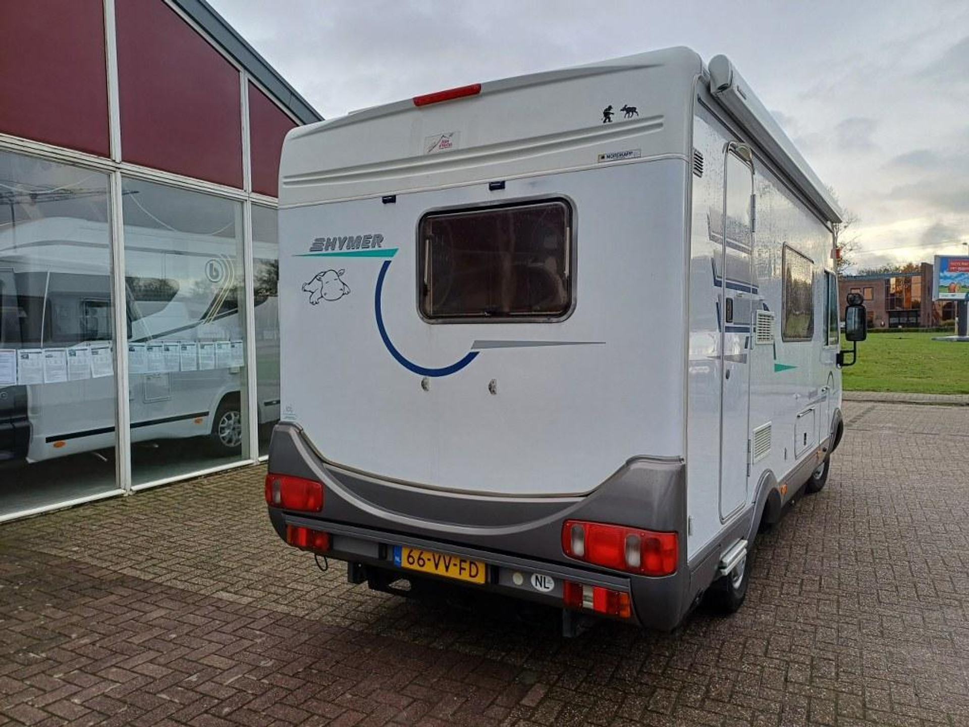 41467643-20.jpg