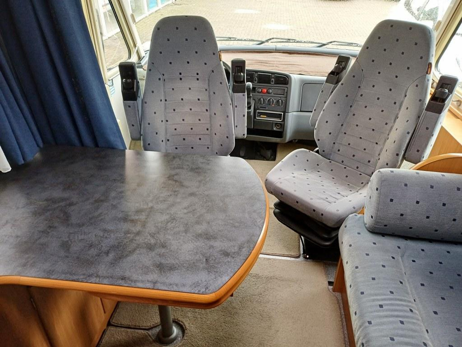 41467643-3.jpg