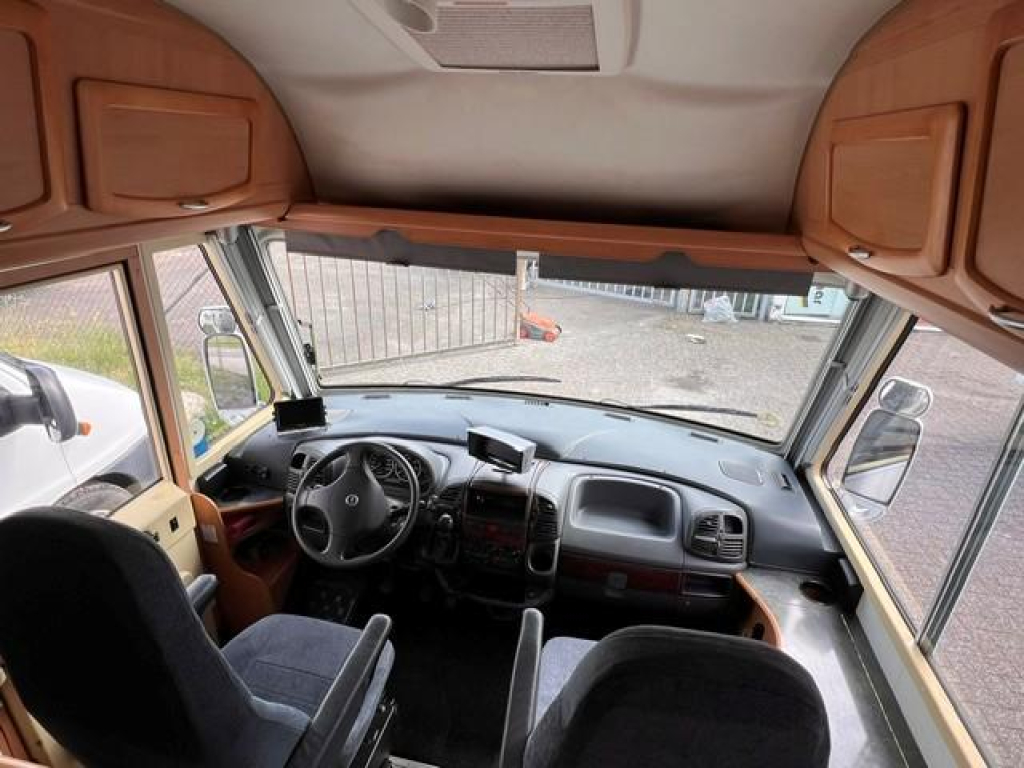 54351341-5.jpg